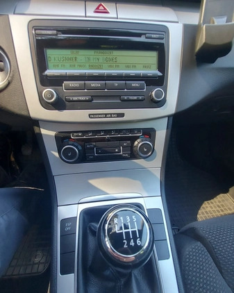 Volkswagen Passat cena 21900 przebieg: 154000, rok produkcji 2010 z Brzostek małe 191